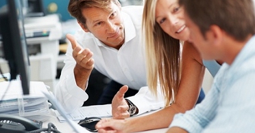 Ingenieure diskutieren in einem Team